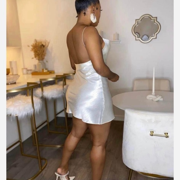 I’m selling this beautiful party dress, cream color, soft material - Picture 3 of 4